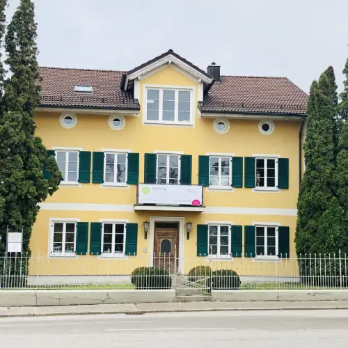 Gelbes historisches Gebäude von Anke Haug Physiotherapie & Schmerztherapie im Zentrum von Herrsching